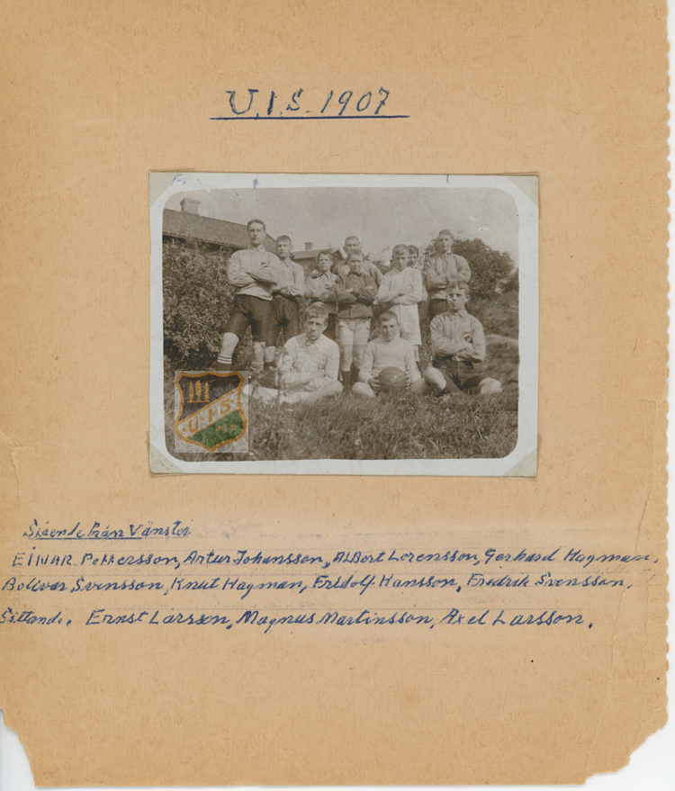 Sida ur ett fotoalbum med följande innehåll. Överst rubriken U.I.S 1907. Därunder ett svartvitt foto på 11 yngre män. Under bilden namnen på de 11 yngre männen.
